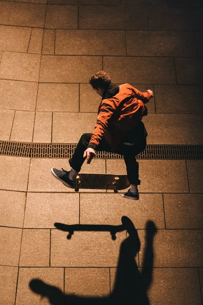 Blick aus dem Hochwinkel auf professionelle Skateboarder, die Jump-Trick durchführen — Stockfoto