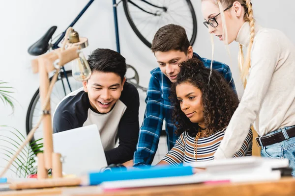 Teenager-Freunde schauen zu Hause etwas am Laptop — Stockfoto