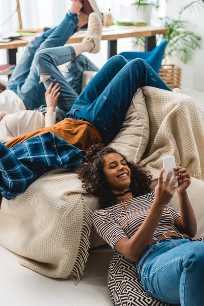 Imagem cortada da menina americana africana olhando para o smartphone — Fotografia de Stock