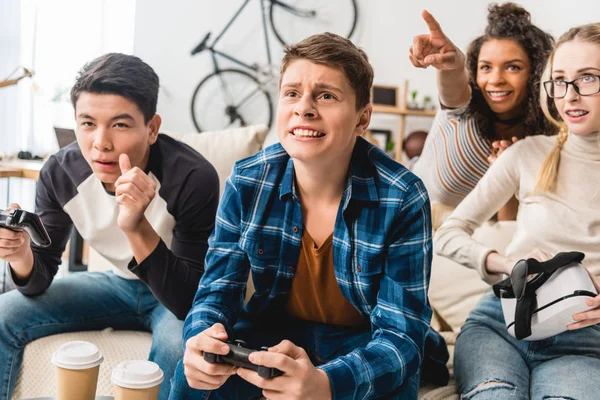 Chica afroamericana señalando algo en el videojuego - foto de stock