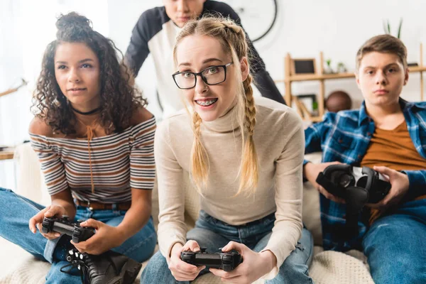 Grupo de adolescentes multiétnicos jogar vídeo game em casa — Fotografia de Stock