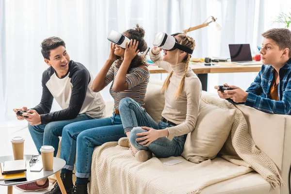 Animado multicultural teen meninas assistindo algo com realidade virtual headsets — Fotografia de Stock