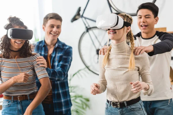 Garçons tenant excité multiculturel adolescent filles regarder quelque chose avec réalité virtuelle casques — Photo de stock