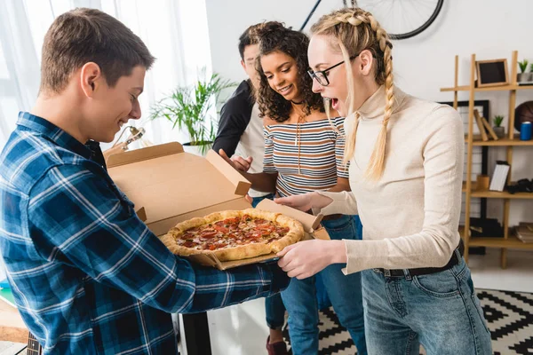 Grupo de adolescentes multiculturales entusiasmados con la pizza - foto de stock