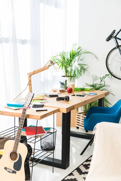 Mesa de trabalho e guitarra acústica em casa — Fotografia de Stock