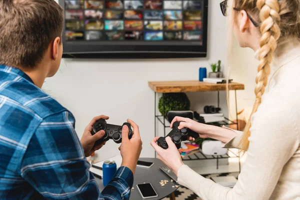 Visão traseira de adolescentes jogando videogame em casa — Fotografia de Stock