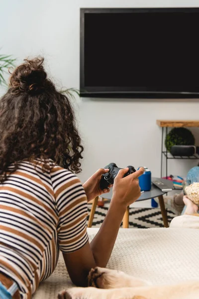 Africano americano ragazza giocare video gioco a casa — Foto stock