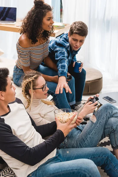 Männlicher Teenager greift nach Popcorn — Stockfoto