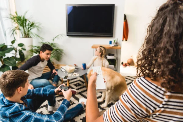 Africano americano menina segurando controlador remoto — Fotografia de Stock