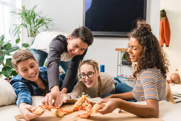 Adolescentes multiculturais felizes tomando pizza — Fotografia de Stock