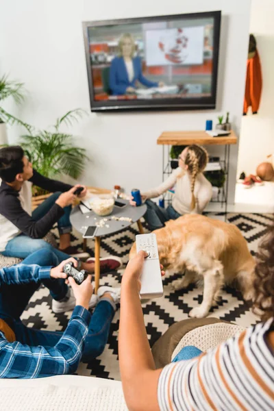 Abgeschnittenes Bild eines Mädchens, das Fernsehnachrichten einschaltet — Stockfoto