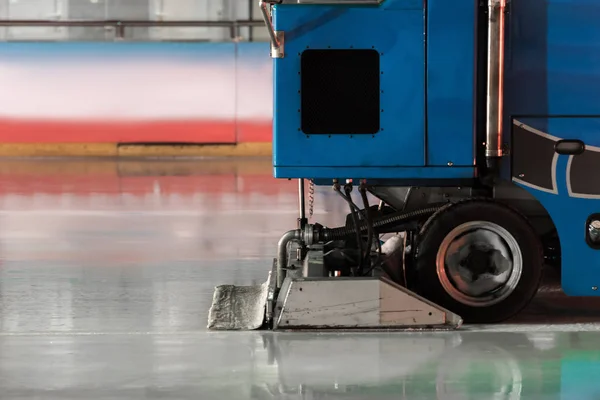 Special machine ice harvester cleaning the ice rink — Stock Photo