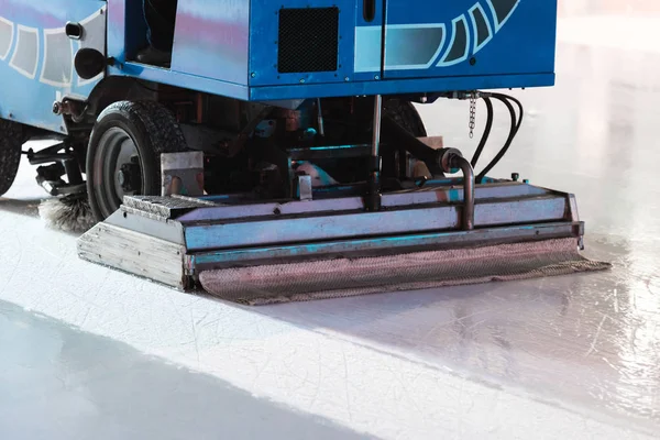 Máquina especial cosechadora de hielo limpieza de la pista de hielo - foto de stock