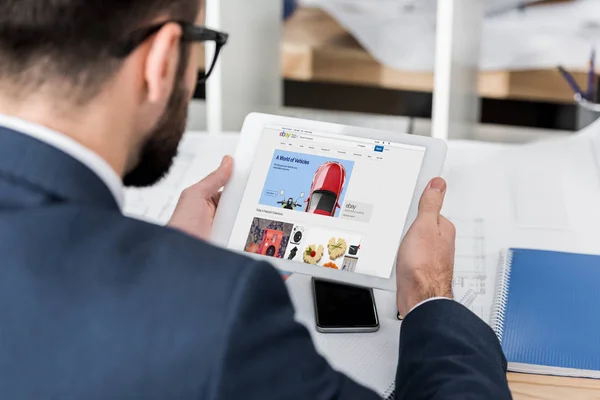 Uomo d'affari in possesso di tablet con caricato pagina ebay — Foto stock