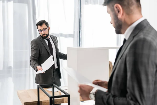 Homens de negócios falando sobre documentos no cargo — Fotografia de Stock