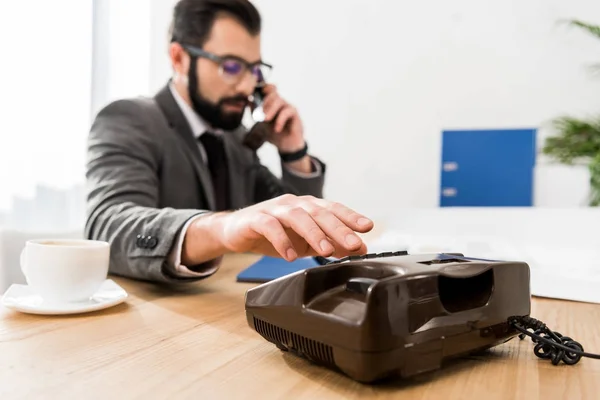 Numéro d'homme d'affaires avec téléphone fixe au bureau — Photo de stock