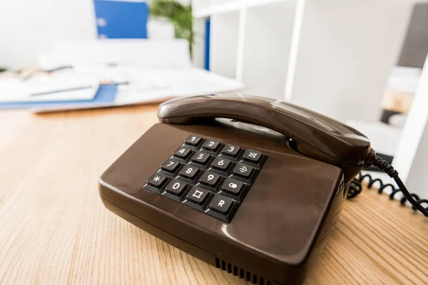 Telefono fisso nero su tavolo di legno — Foto stock