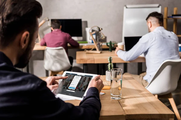 Geschäftsmann hält Tablet mit geladener verlinkter Seite — Stockfoto