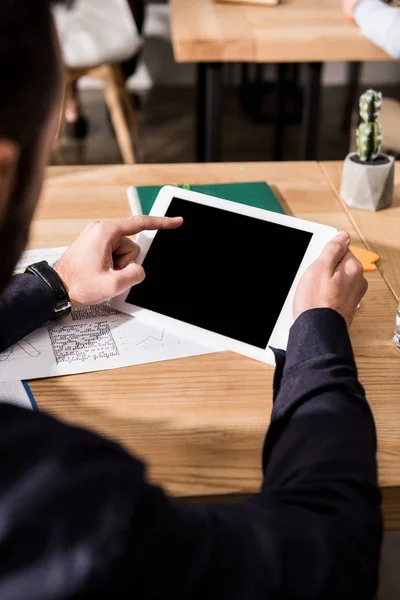 Imagem cortada de empresário segurando tablet em mãos — Fotografia de Stock