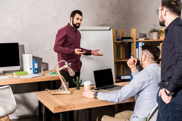 Empresários que têm reunião sobre projeto no escritório — Fotografia de Stock