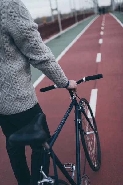 Plan recadré de l'homme avec vélo vintage sur pont piétonnier — Photo de stock