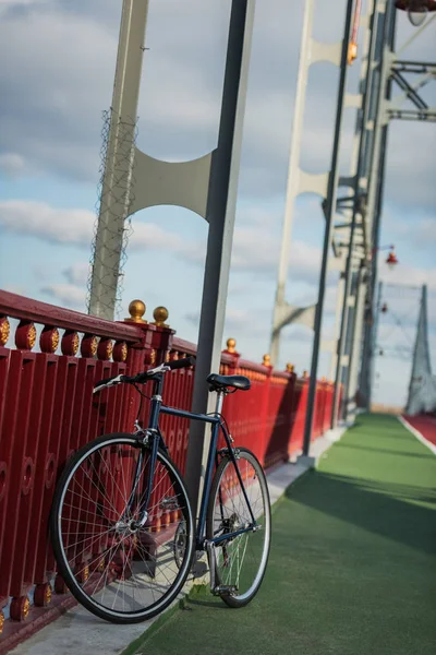 Bicicleta vintage en puente peatonal en día soleado - foto de stock