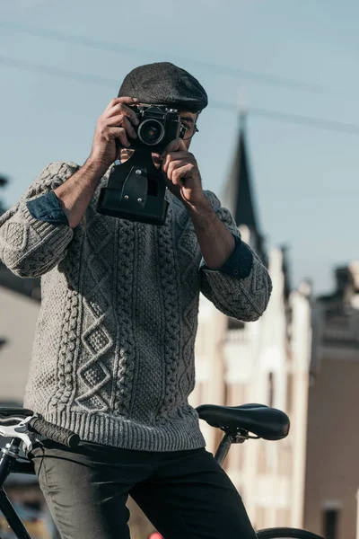 Стильний чоловік з старовинною плівковою камерою в старому місті — стокове фото