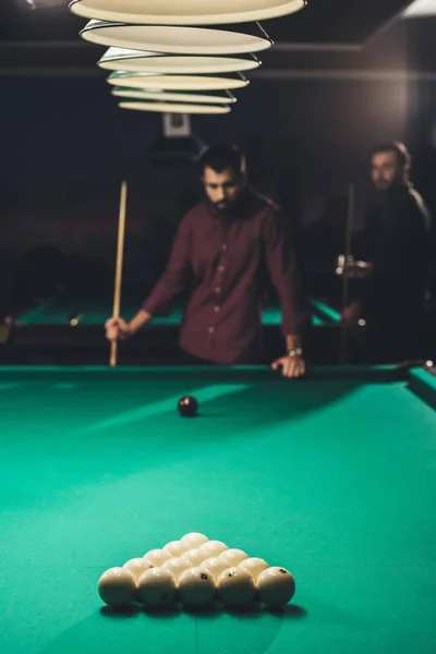 Gut aussehende Männer spielen im russischen Pool an der Bar — Stockfoto