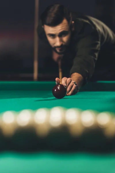 Vorderansicht eines hübschen Mannes, der an der Bar einen russischen Pool spielt — Stockfoto