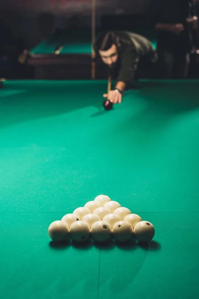 Vista de homem cortado jogando na piscina russa no bar — Fotografia de Stock