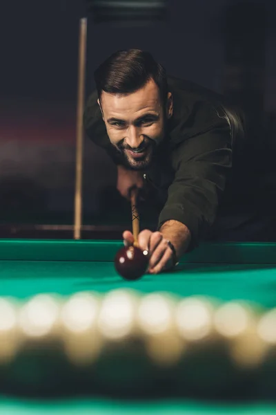 Vue de face du bel homme jouant à la piscine russe au bar — Photo de stock