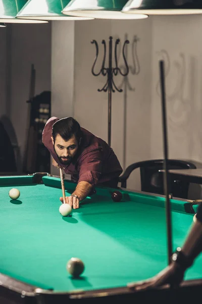 Erfolgreicher Mann spielt in russischem Pool an Bar mit Freund — Stockfoto