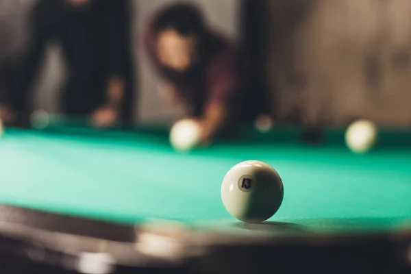 Vue de face des hommes jouant dans la piscine russe. accent sélectif sur la balle — Photo de stock