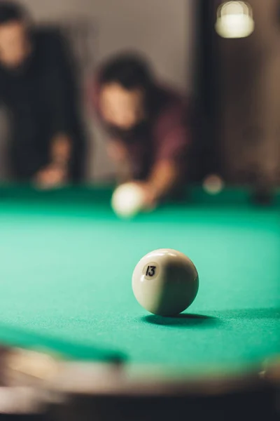 Vorderansicht von Männern, die im russischen Pool spielen. Selektiver Fokus auf den Ball — Stockfoto