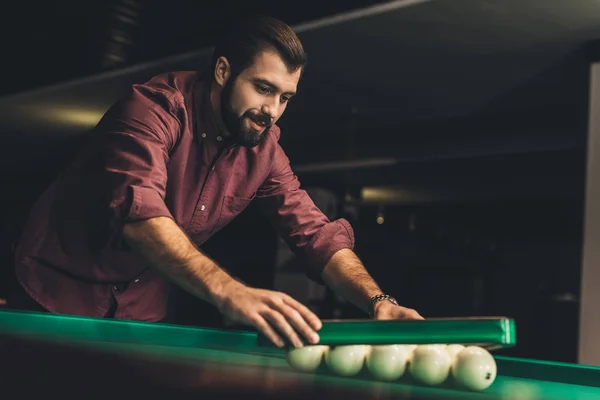 Schöner Mann, der ein Dreieck russischer Billardbälle an der Bar bildet — Stockfoto