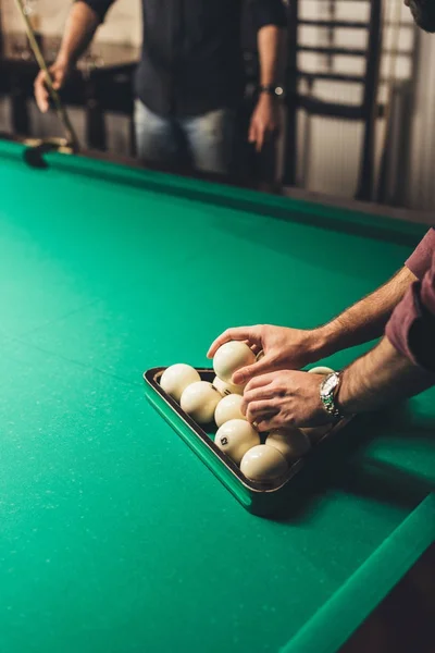 Abgeschnittenes Bild eines Mannes, der ein Dreieck russischer Poolbälle bildet — Stockfoto