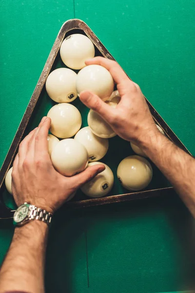 Abgeschnittenes Bild eines Mannes, der ein Dreieck russischer Poolbälle bildet — Stockfoto