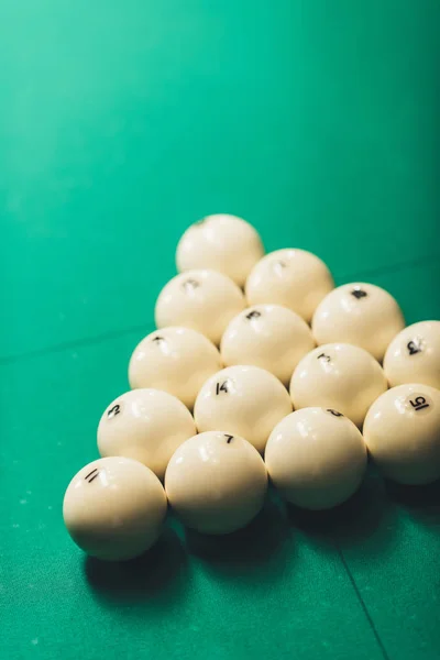 Grüner Spieltisch mit Bällen für russisches Schwimmbad — Stockfoto