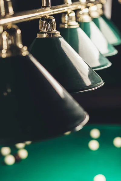 Mesa de jogo verde com bolas para piscina russa — Fotografia de Stock