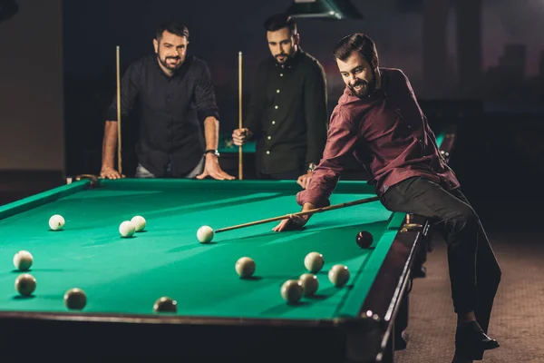 Gesellschaft junger erfolgreicher gutaussehender Männer, die in einem russischen Pool an der Bar spielen — Stockfoto