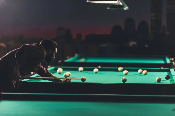 Seitenansicht eines Mannes, der in einem russischen Pool an der Bar spielt — Stockfoto