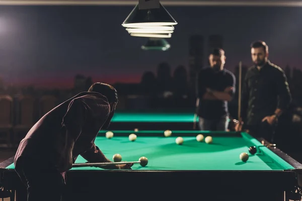 Compagnia di uomini di successo che giocano nella piscina russa al bar — Foto stock