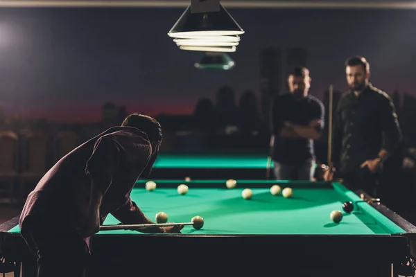 Companhia de homens de sucesso jogando na piscina russa no bar — Fotografia de Stock