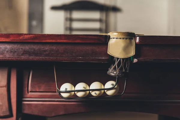 Bolsillo de billar de cuero en la mesa de juego - foto de stock