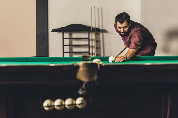 Bonito caucasiano homem jogar no russo piscina — Fotografia de Stock