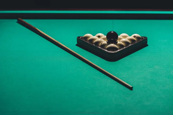 Table de jeu avec billard russe set et cue — Photo de stock