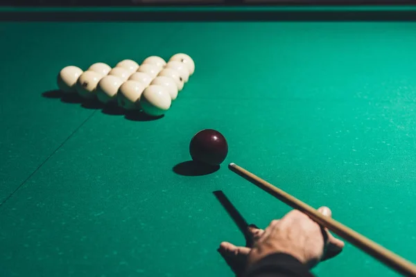 Imagem cortada de masculino jogando na piscina russa — Fotografia de Stock