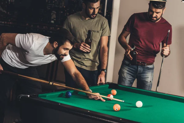 Gruppe junger erfolgreicher schöner Männer spielt im Pool an der Bar — Stockfoto