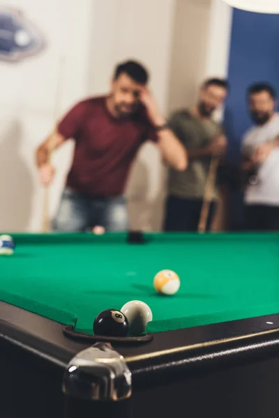 Guapo asustado hombre anotó bola negra número 8 en la piscina - foto de stock