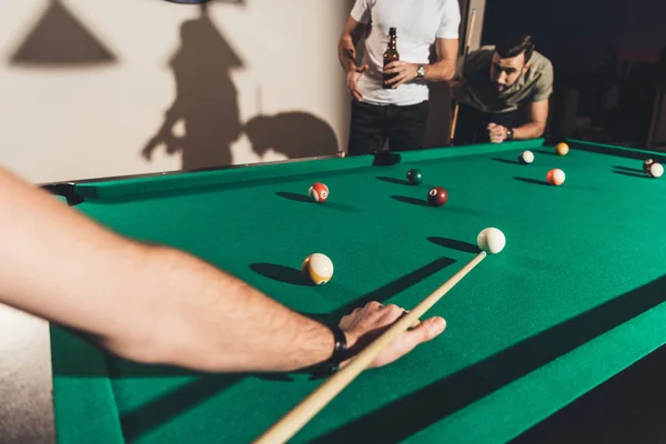 Imagen recortada de la compañía de hombres guapos jugando en la piscina - foto de stock